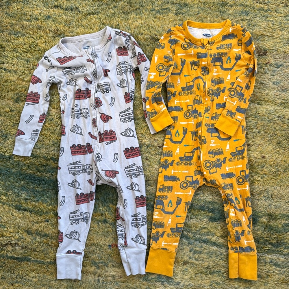 Footless pajamas 2t old navy two pairs